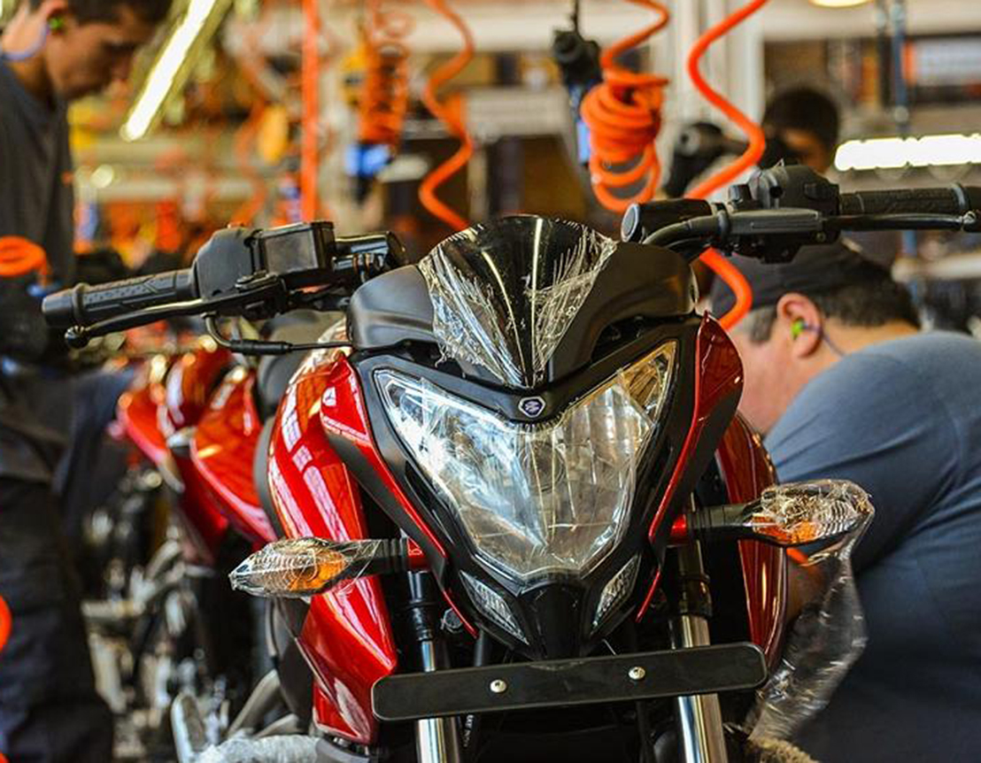 Fabricante de motos avanza en la construcción de planta de ensamblaje  | Conectando Negocios